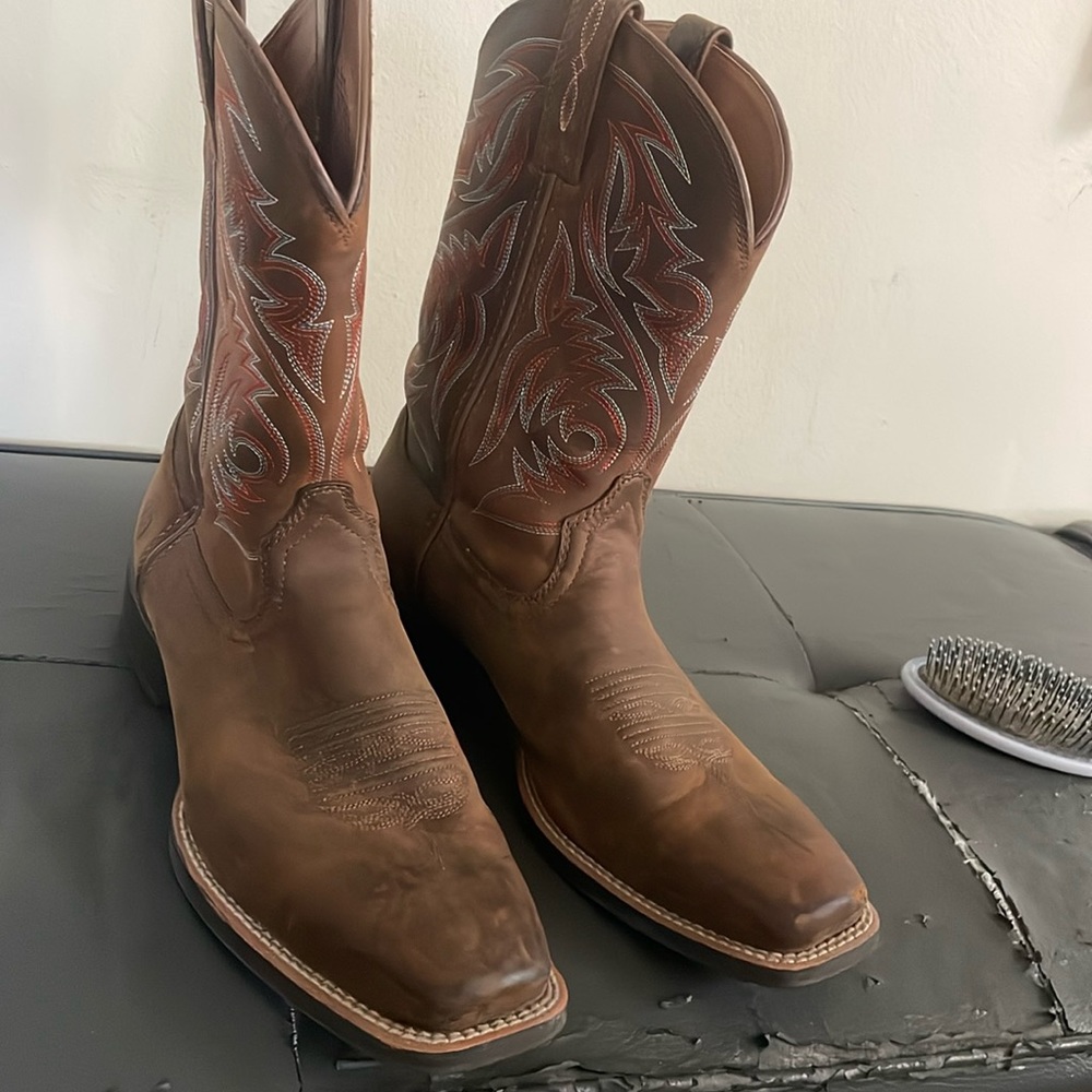 Artiat cowboy boots . Worn 2 times . Don’t fit me anymore